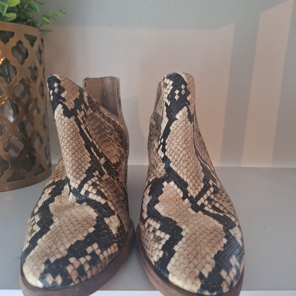 VINCE CAMUTO Snakeskin Print Leather  Booties Women's Size 9 with 1.5" Heel EUC - Picture 2 of 6